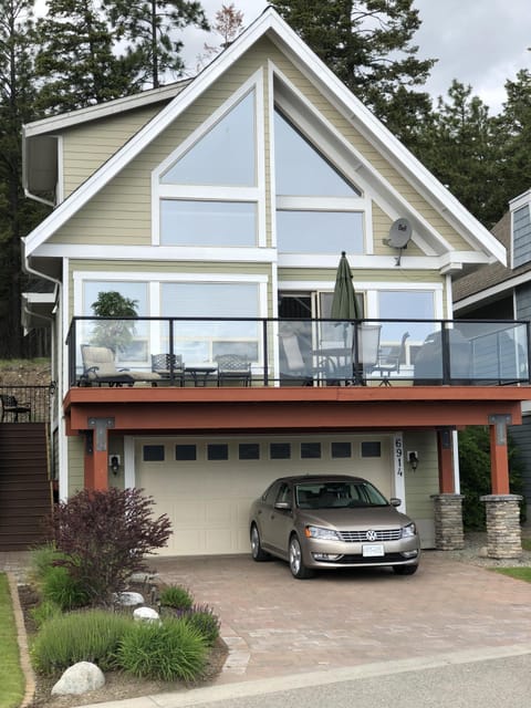 Huge front deck overlooking Lake Okanagan