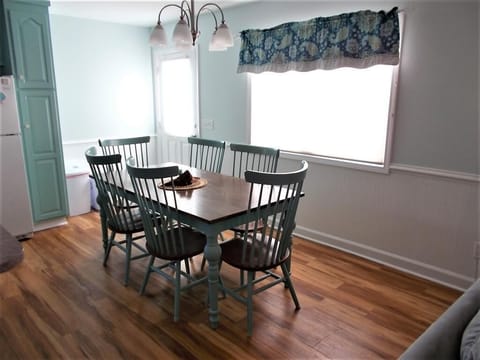 Dining Area (seats 6)