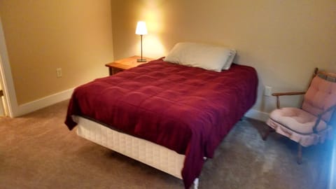 Master bedroom has queen size matress