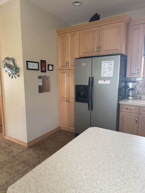 Side by side frig with indoor water and icemaker