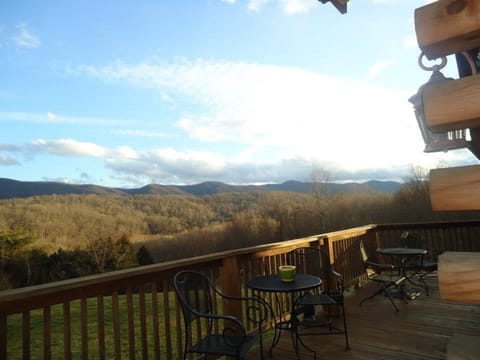 Beautiful views of the Blue Ridge Mountains !  Come Relax at Cooper's Cabin!!!