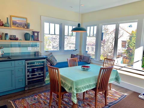 Breakfast/sun room opening off kitchen