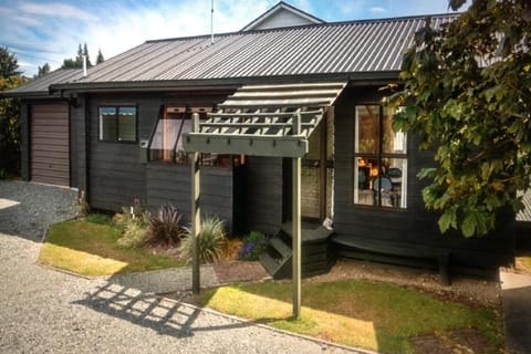 Welcoming front entrance to Mountain Vista on Matai