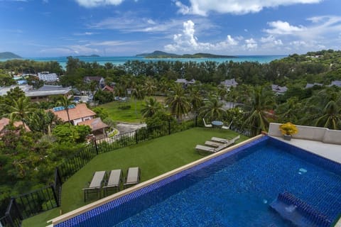 9 Bedroom / 9 Bathroom Diamond View, large swimming pool with upper and lower sundecks so ample space for 24 guests