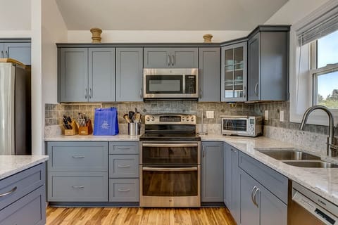 Top-Level Kitchen with Island (seats 5)