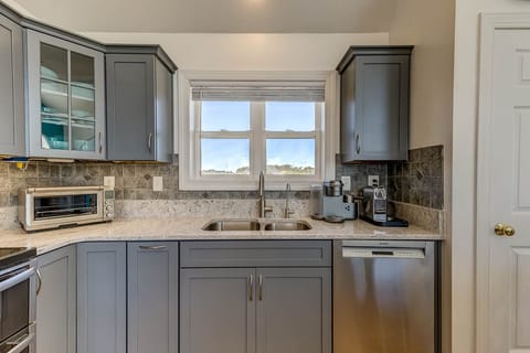 Top-Level Kitchen with Island (seats 5)