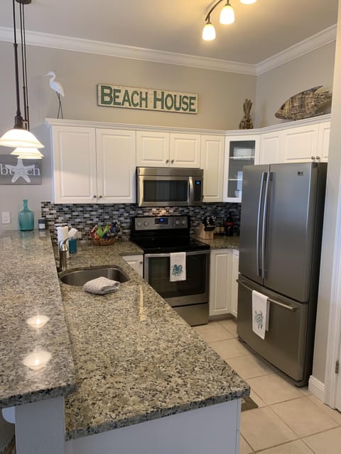 Kitchen has Keurig, dishwasher, disposal, granite counters, stainless steel app