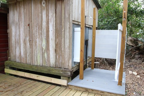 Hot outdoor shower! (Turned off Nov-Feb, but can be turned on upon request)