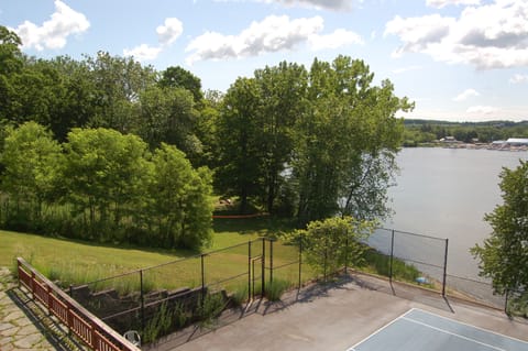 Walk right down to the Lake, Tennis Court, Volleyball, Kayaks!!