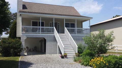 Parking on the left and the right, on the other side of the island of plants
