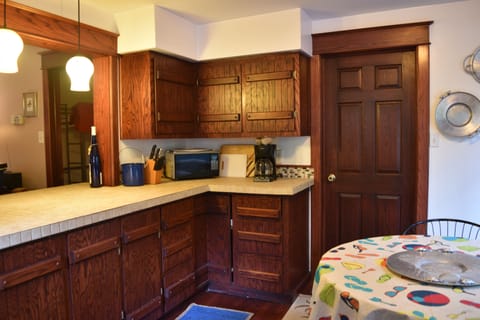 Kitchen: microwave, coffee maker, popcorn popper, cock pot etc etc...