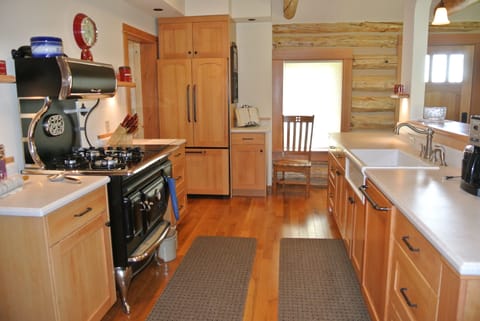 Kitchen with Elmira reproduction range