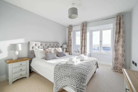 Master bedroom, King size bed, en-suite, 2nd floor