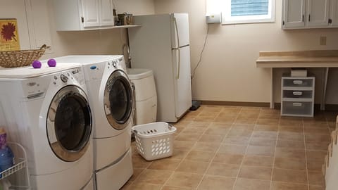 Laundry shared with hosts. Please schedule/get instructions from Mary.