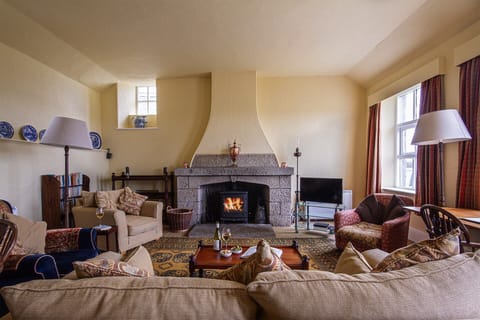 Traditionally furnished sitting room 