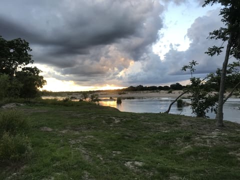 Waterfront Llano River Cabin w/Huge Deck Cabin in Rio Grande