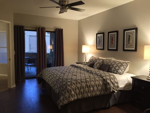 MASTER 1 * KING *EXIT TO PATIO * CEILING FAN * SUPIMA COTTON SHEETS * WOOD FLOOR 