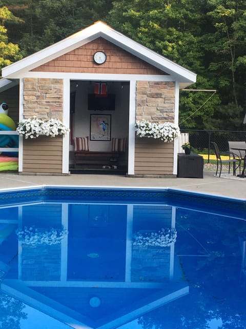 Pool house/changing room/ tv 