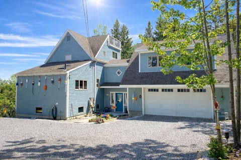Welcome to Tree Tops House! This a view of the home when pulling into the driveway.