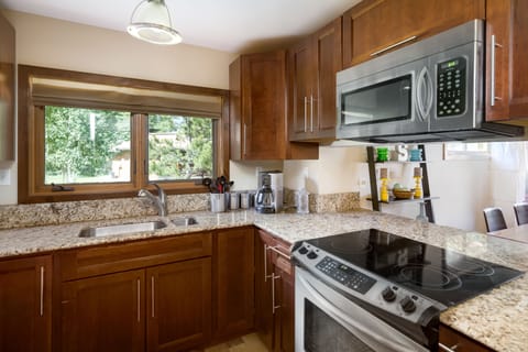 Kitchen w granite & stainless steel appliances