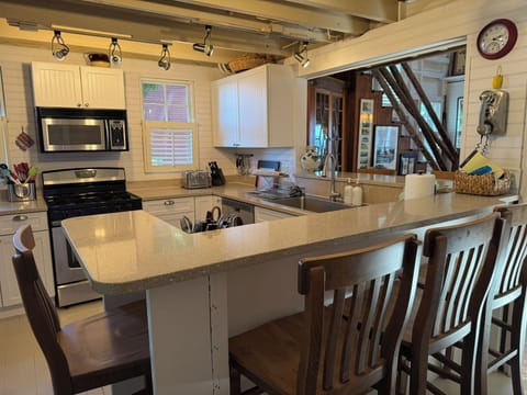 Well-equipped kitchen with U-shaped dining stools for 6.