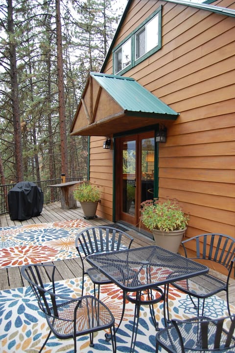 Lower deck with Gas BBQ grill