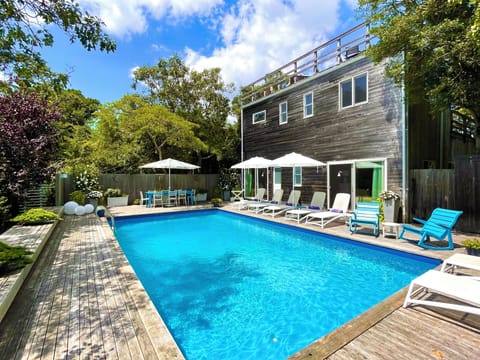 Pool Deck with outdoor Dining
