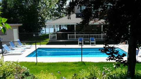 Very private pool (85 degrees May 1-Oct. 6) 