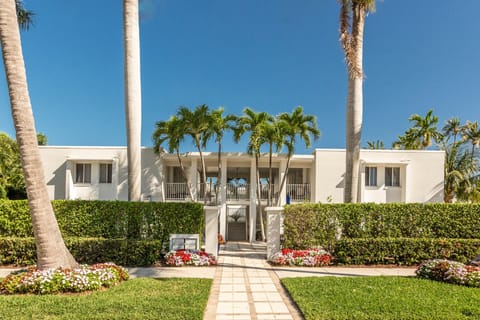 Fifth Avenue Beach Club entrance from 5th Avenue South

