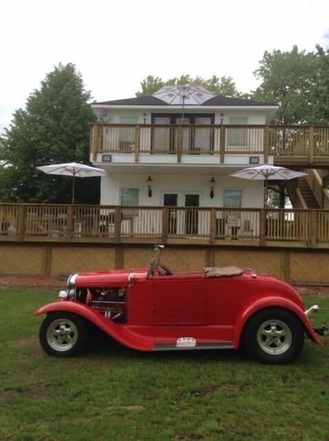 Executive 'Beach Style' Cottage, minutes from Falls...
