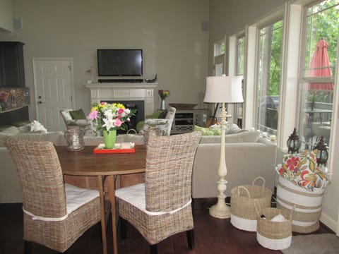 Expandable dining table