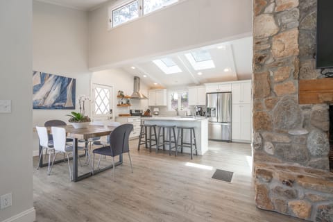 Kitchen & dining area
