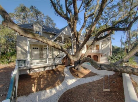 Architect's Custom Home at Bruce Dr. & 11th St. - Just Steps to Beach