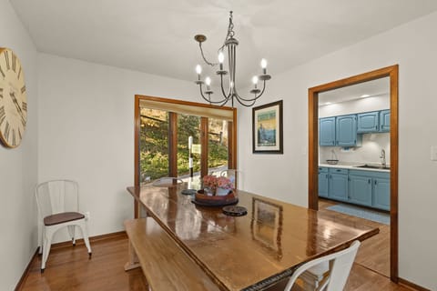 Dining area that seats 8-10 people. 