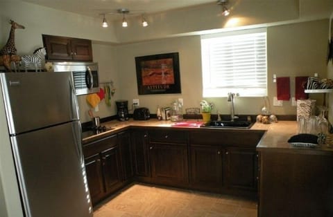 Lite cooking can be intimate and fun.
Marble floor and countertop.