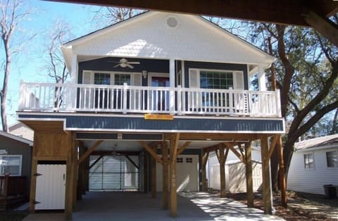 1609 - Welcome to this cozy little beach cottage.