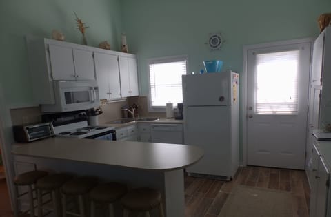 Fully equipped kitchen
w/ bar seating