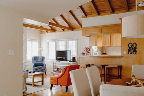 Dining area with seating for 6pp, additional seating for 3pp at counter