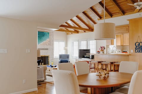 Dining area with seating for 6pp, additional seating for 3pp at counter