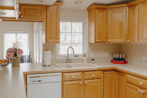 Full kitchen w/ stovetop, dbl oven, microwave, dishwasher, Keurig & drip maker