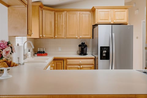 Full kitchen w/ stovetop, dbl oven, microwave, dishwasher, Keurig & drip maker