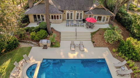 Exquisite home, private heated pool/spa, within walking distance to the beach
