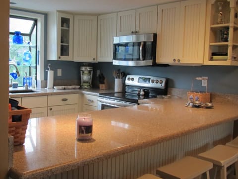 Kitchen Breakfast Bar with Quartz  Countertops and Stools for Four 