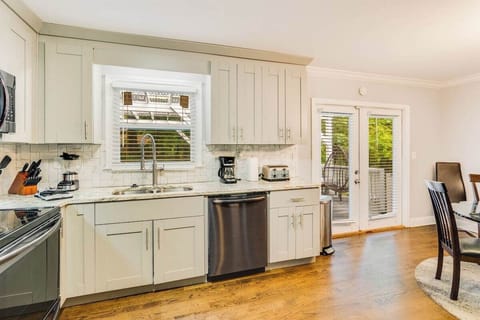 "Place was a cool vibe good for you and your guest very spacious"