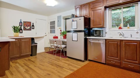 Super cool retro style table. 