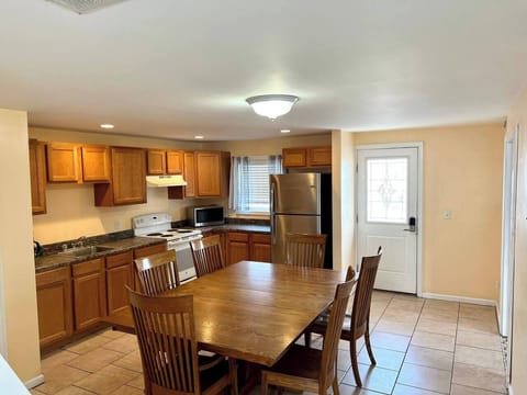 Kitchen/Dining Room (2)