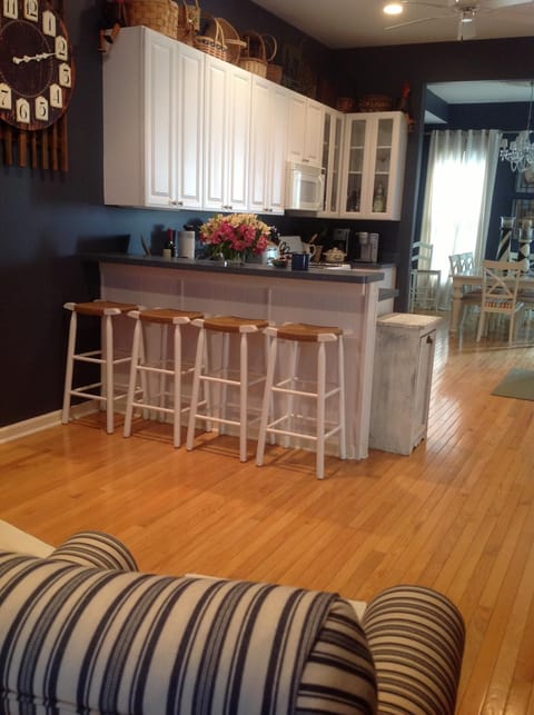 kitchen w/sitting area