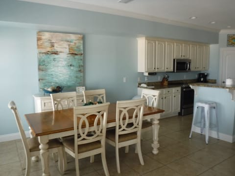 Dining table for 6 adjacent to kitchen and den