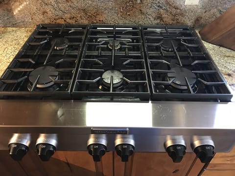 6-burner gas cook top. Or there’s a 2-burner electric hot plate in the pantry.