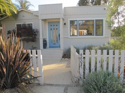 Corner Cottage - front entry